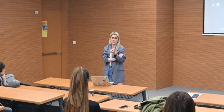 Öykü Badur Dergi Medyası Dersine Konuk Oldu