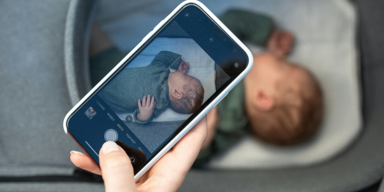 Çocuk İşçiliğin Dijital Hâli: “Hiçbir Çocuk Ebeveyninin Çantası Değildir” 