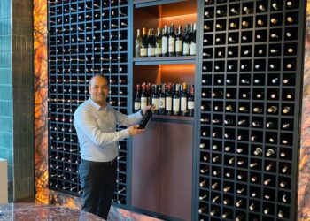 “Dionysos’un Kanı ve Etinden Şarap Kadehlerine”