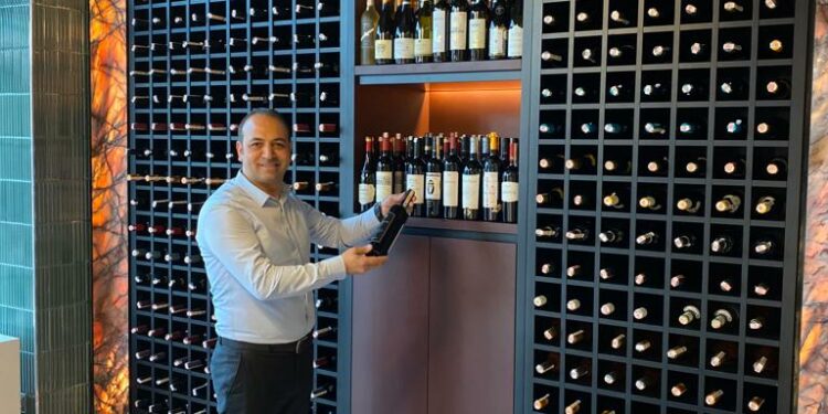 “Dionysos’un Kanı ve Etinden Şarap Kadehlerine”