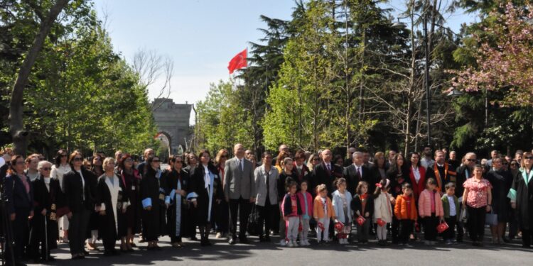 İstanbul Üniversitesi’nde 23 Nisan Ulusal Egemenlik ve Çocuk Bayramı Kutlama Töreni Gerçekleştirildi