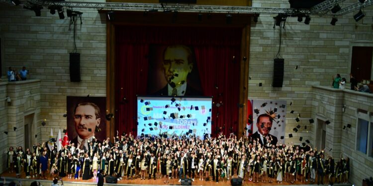 İÜ İletişim Fakültesi 2023-2024 Mezuniyet Töreni Yapıldı