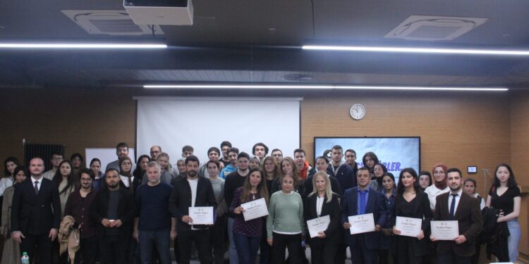 İSTANBUL ÜNİVERSİTESİNİN MEDYA PROFESYONELİ MEZUNLARI ÖĞRENCİLER İLE DENEYİMLERİNİ PAYLAŞTILAR