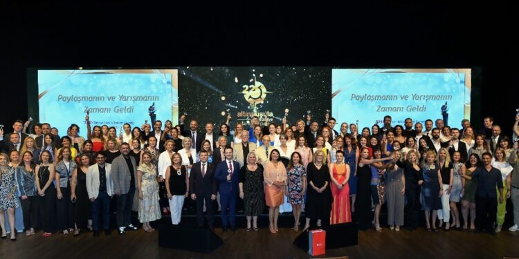 TÜHİD’den İstanbul Üniversitesi İletişim Fakültesi’ne 2 Ödül