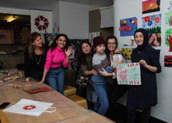 Tut Elimi; Erişiyor