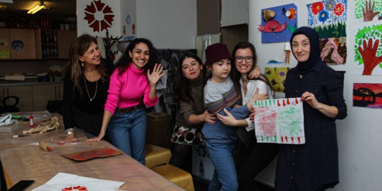 Tut Elimi; Erişiyor