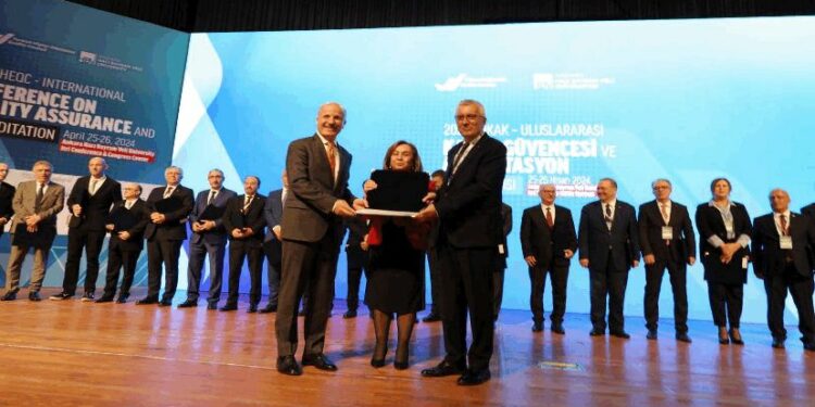 Üniversitemizin 5 Yıllık Tam Akreditasyon Başarısı