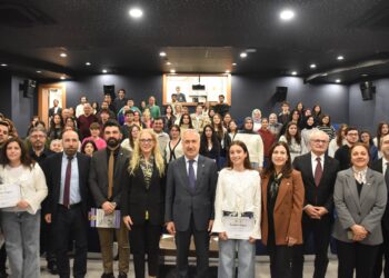 İstanbul Üniversitesi’nde Alkışlar Dünya Tiyatro Günü İçin Yükseldi