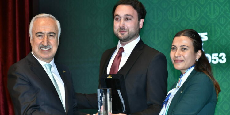 İletişim Fakültesi Mezununa Toplumsal Fayda Ödülü