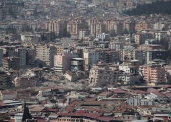 “Depremin olduğu pazartesiden sonraki pazartesiye kadar sokaktaydık”