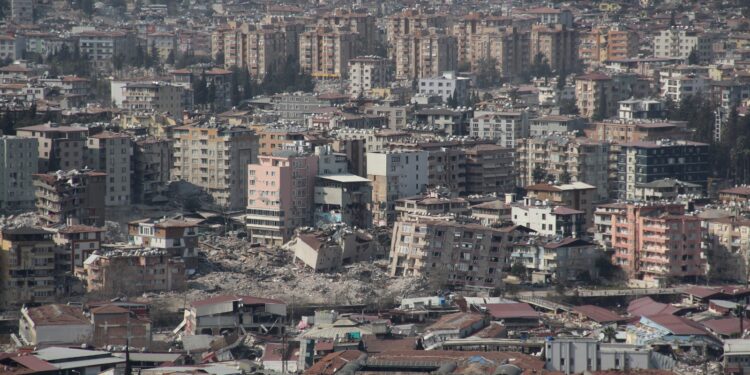 “Depremin olduğu pazartesiden sonraki pazartesiye kadar sokaktaydık”