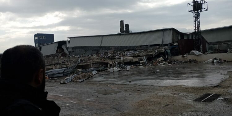 Kolonu Kesilen Binanın Dengesi Bozuluyor
