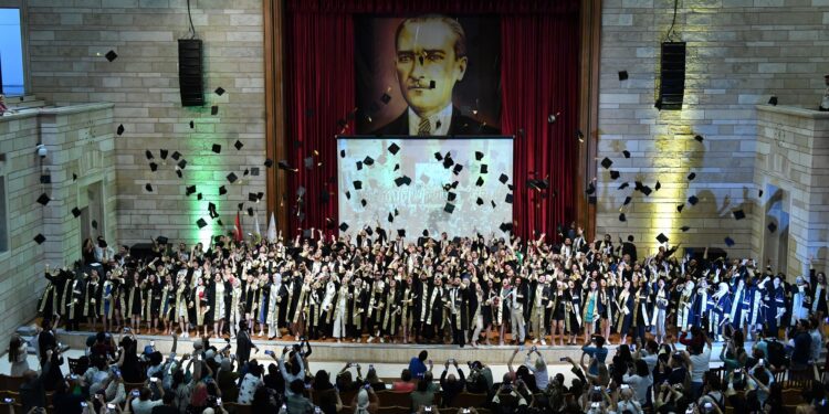 İletişim Fakültesi’nde Mezuniyet Coşkusu